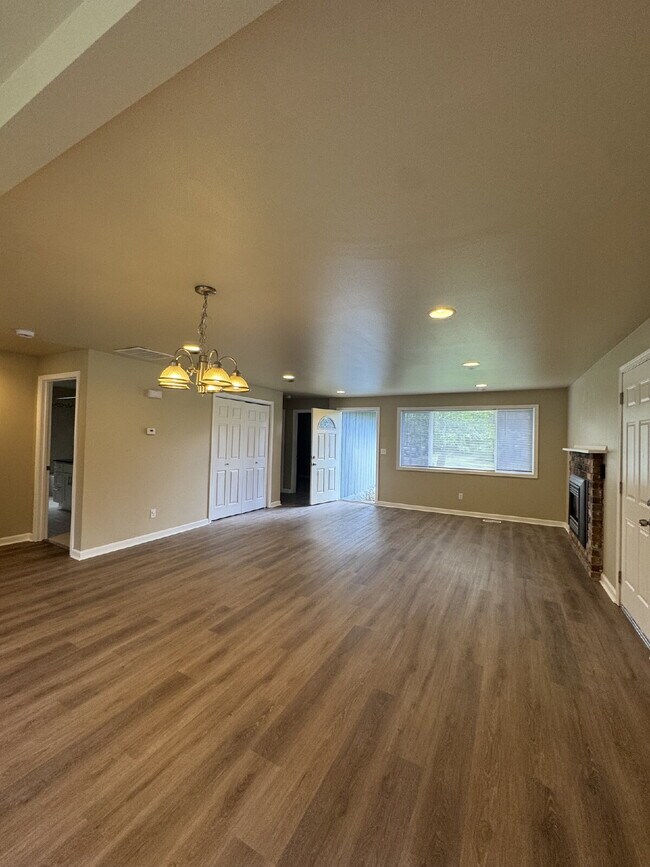 Building Photo - Kirkland Rambler with Central A/C!