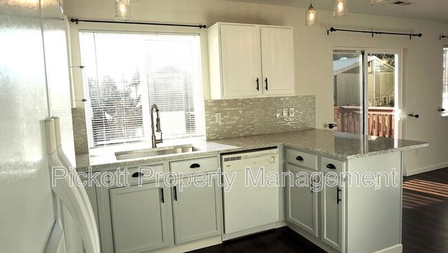 Building Photo - 4855 Bowwood Cir NE