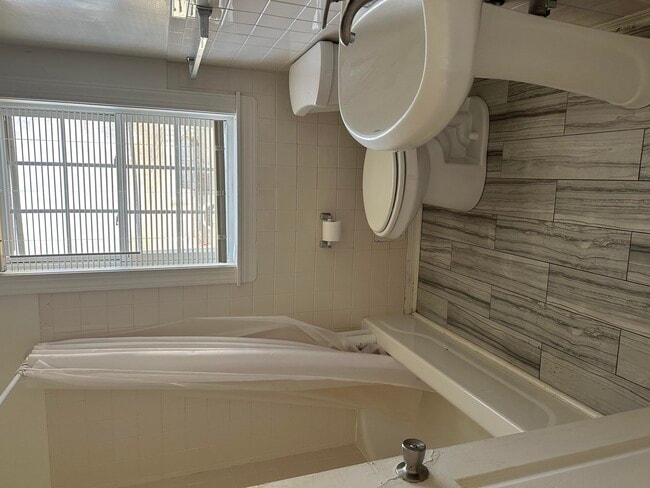 Building Photo - 610 Kent Dr