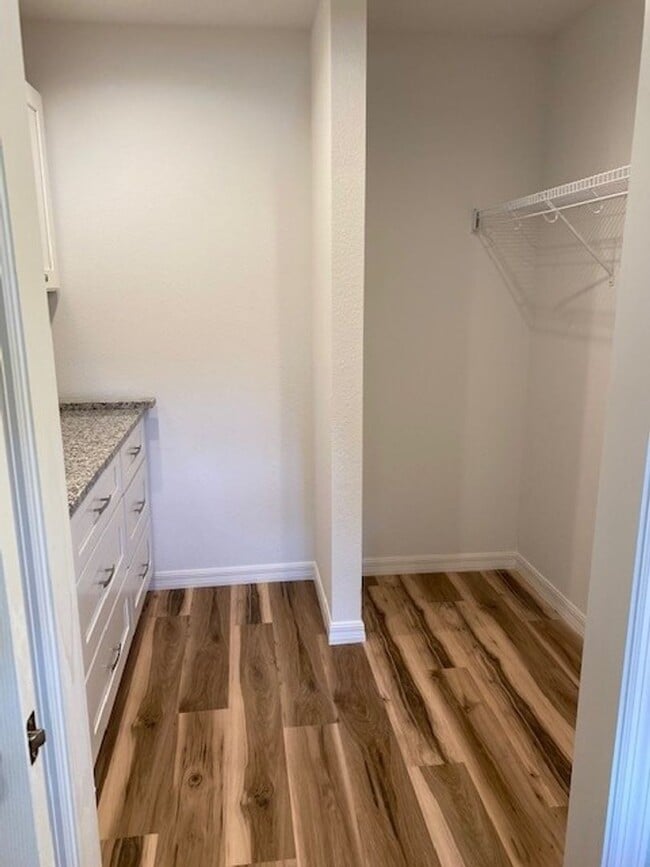 Building Photo - Perfect for roomates