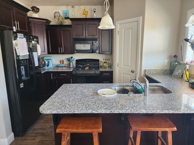 Building Photo - Charming Townhome
