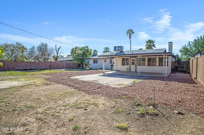 Building Photo - 110 W Del Rio Dr