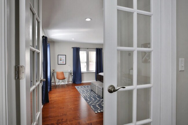 Building Photo - 137 E Tompkins St