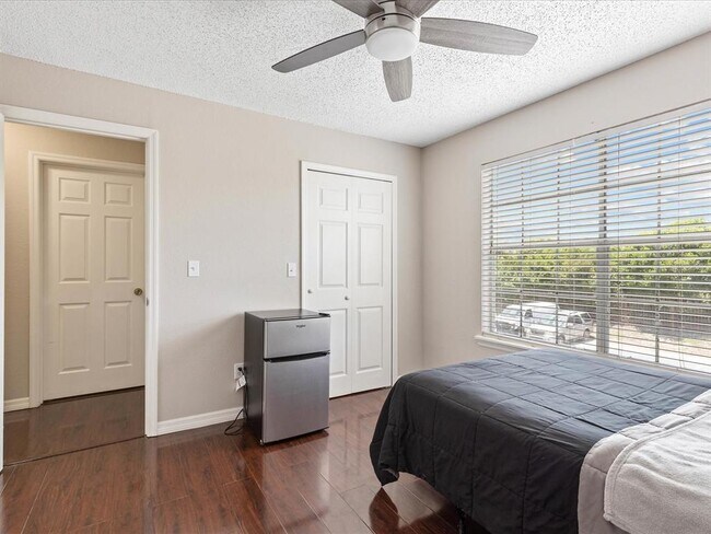 Building Photo - 2550 N Alafaya Trail