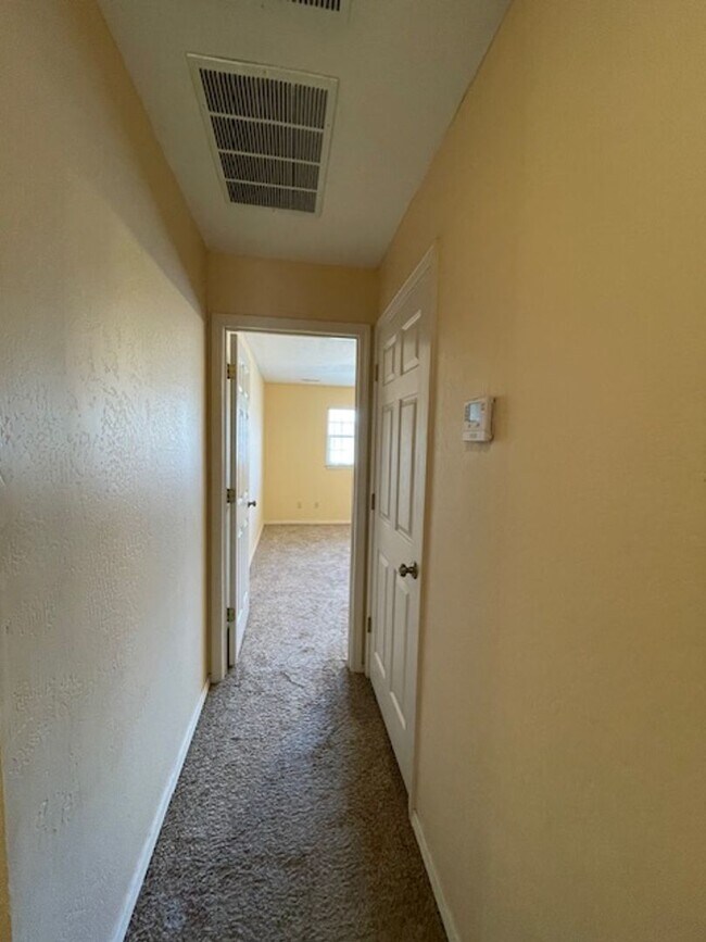 Building Photo - 4 Bedroom Home in SE Springfield!