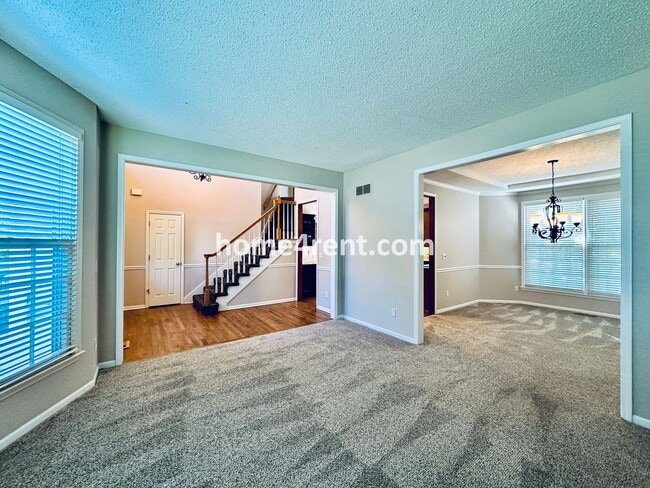 Building Photo - Beautiful, Spacious Home w/ Open Floor Pla...