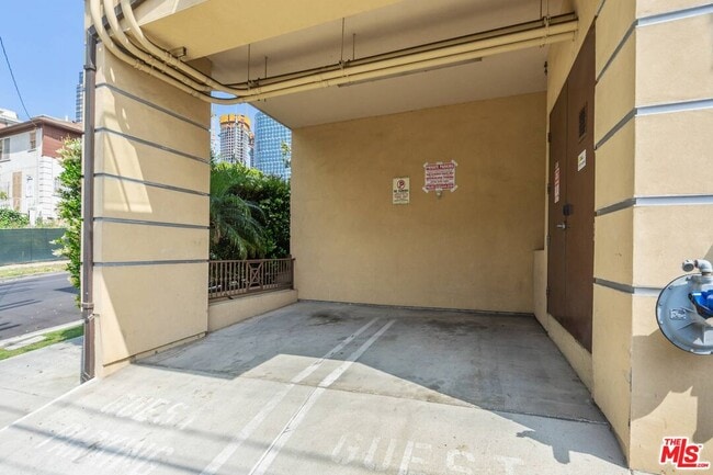 Building Photo - 1825 Fox Hills Dr