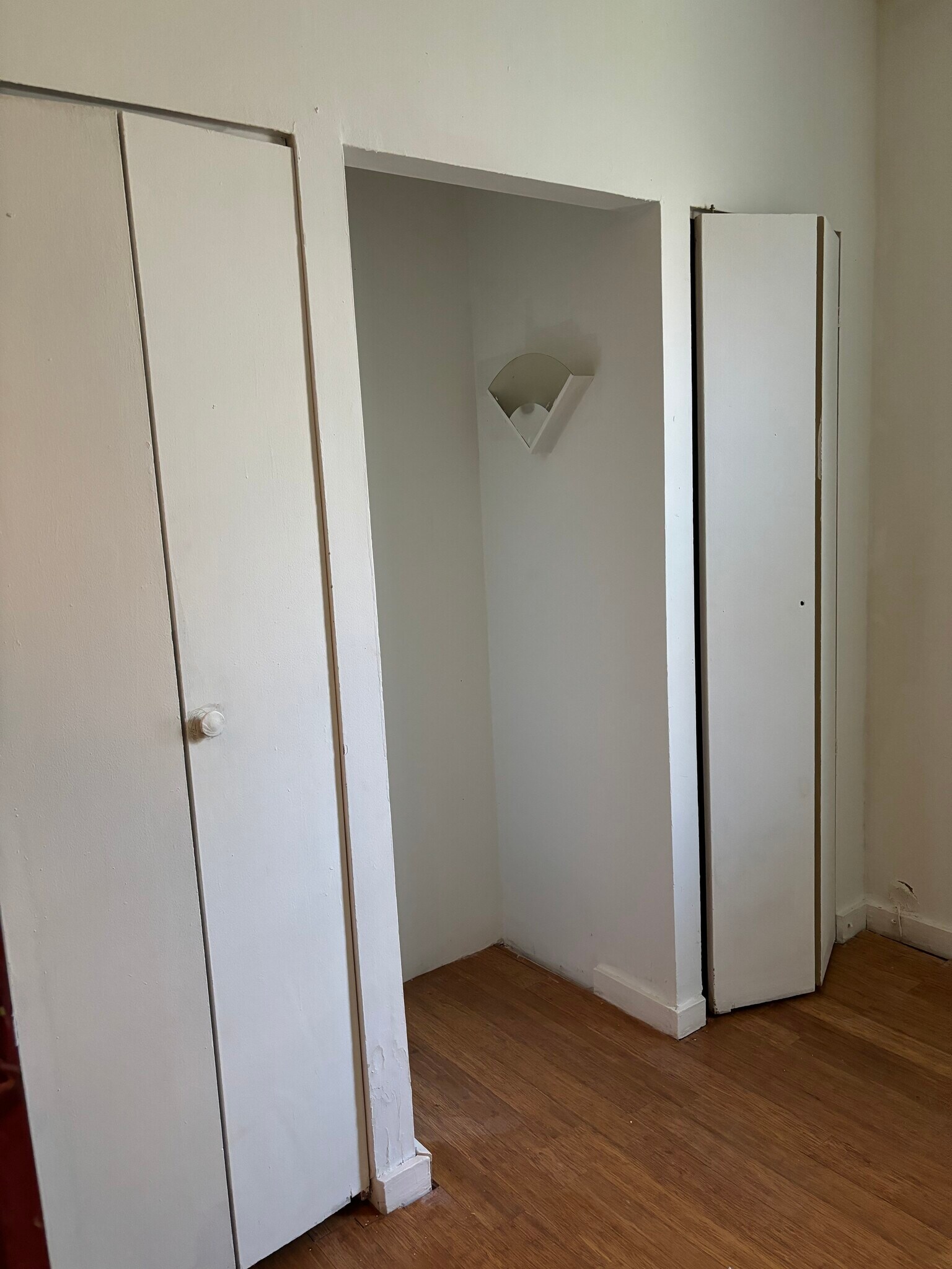 Bedroom/Closets - 1326 W Pratt St