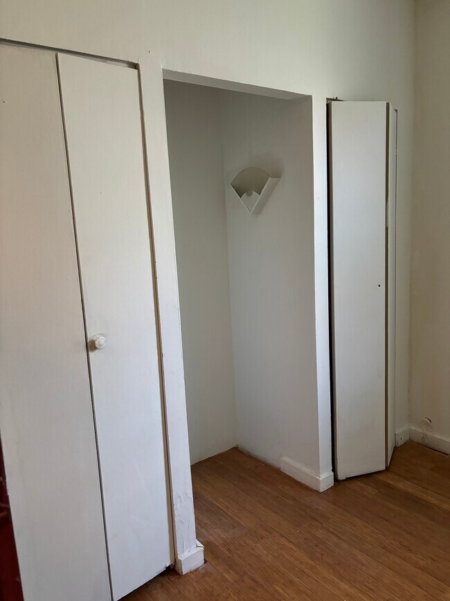 Bedroom/Closets - 1326 W Pratt St
