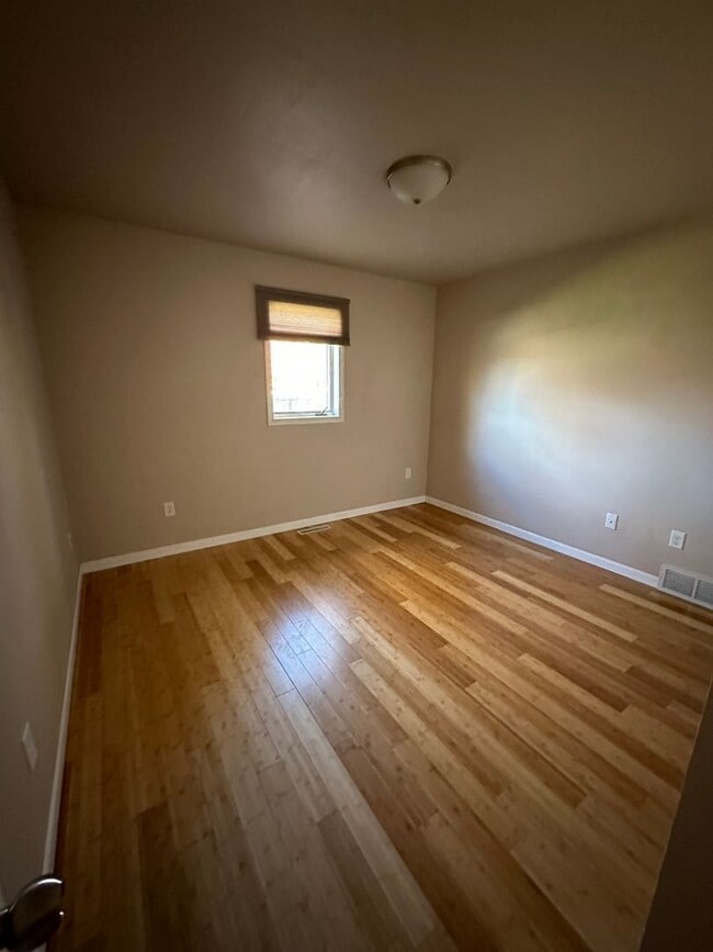 Building Photo - 3 Bedroom House!