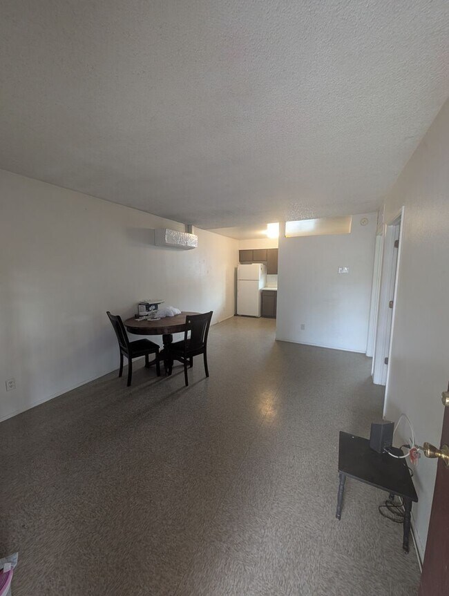 Building Photo - 4 Plex - 2 Bedroom Unit and 1 Bath for Rent.