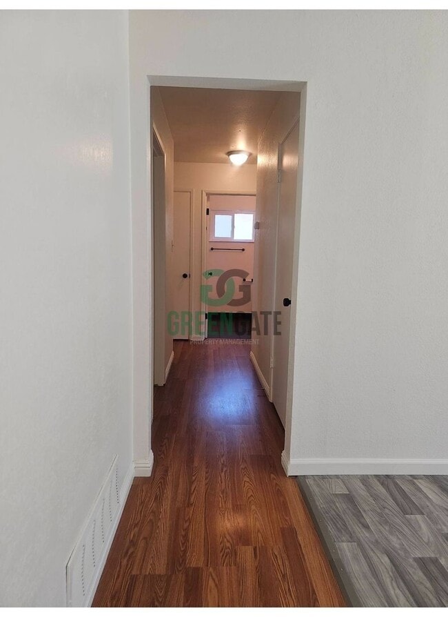 Building Photo - 3 BEDROOM 2 BATH HOME MOVE IN READY IN MOD...
