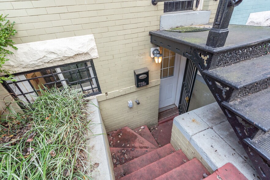 steps down to apartment - 724 13th St SE