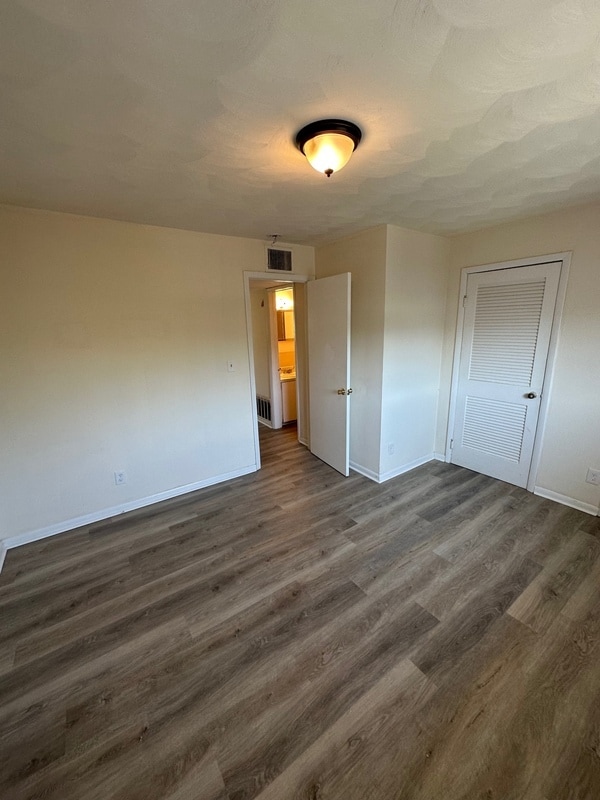 Building Photo - 1063 W 48th St