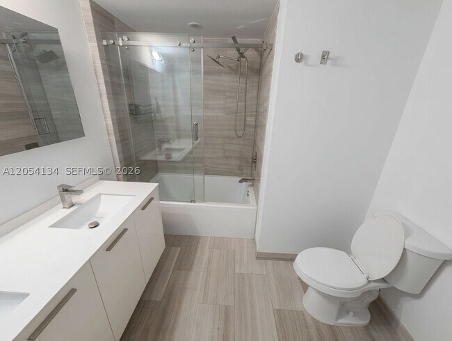 Building Photo - 1300 Brickell Bay Dr