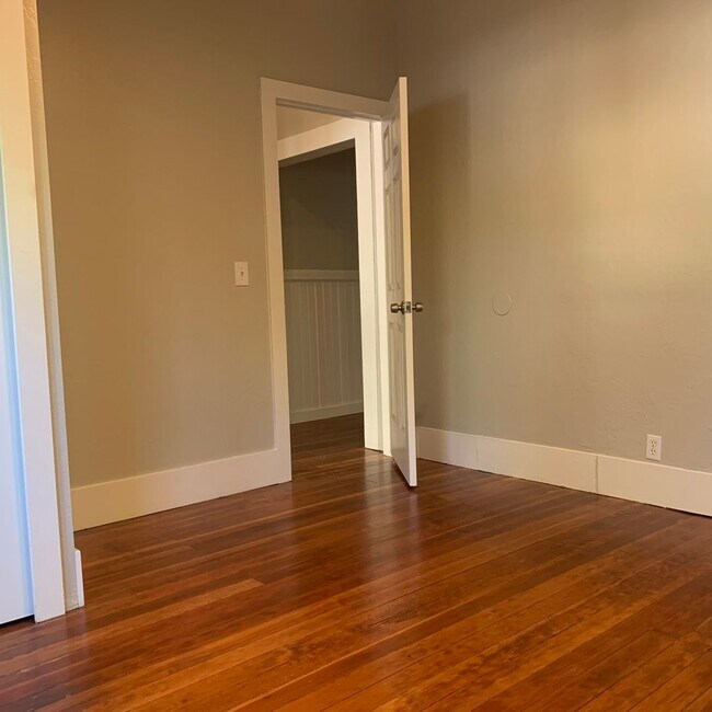 Building Photo - 149 W 21st St