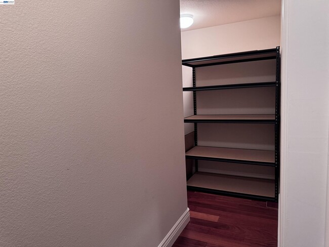 Building Photo - 7875 Kennard Ln