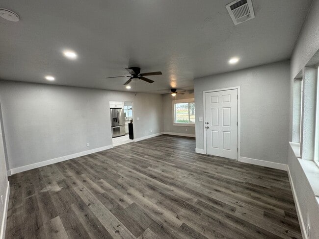 Building Photo - Country Living