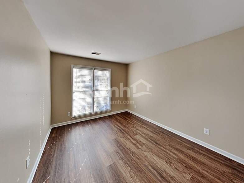 Building Photo - 201 Red Oak Ln