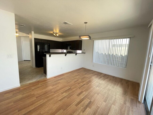 Building Photo - Beautiful 3 bed 2.5 bathroom home