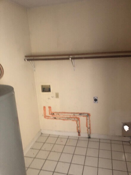 Building Photo - 11 Redwood St NE