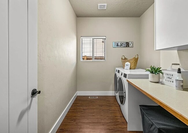 Building Photo - The perfect 2 bed/2bath with office patio home in the beautiful Hazelwood community just off Lake...