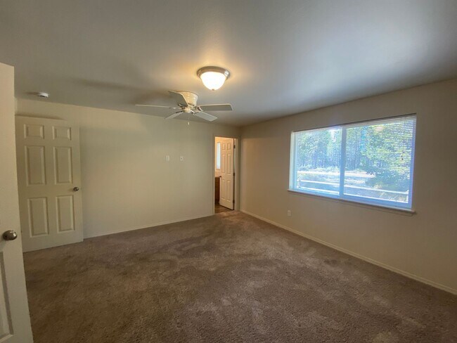 Building Photo - Quiet setting in La Pine!