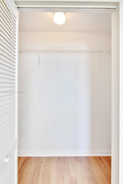 Building Photo - 1111 Brickell Bay Dr