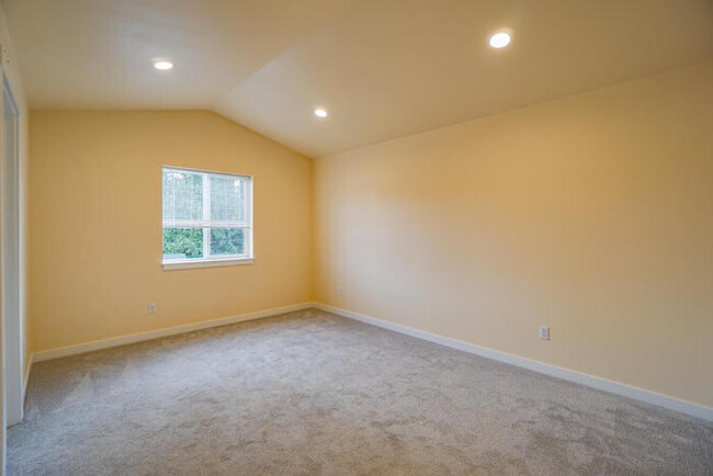 Building Photo - Beautiful Newer Townhome In Landover Sharmel