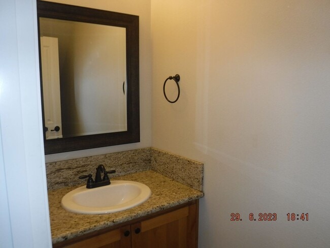 Building Photo - Nice 3 Bedroom townhouse in E Medford