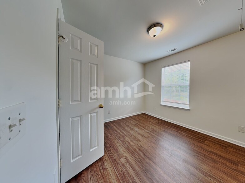 Building Photo - 3913 Tyler Bluff Ln