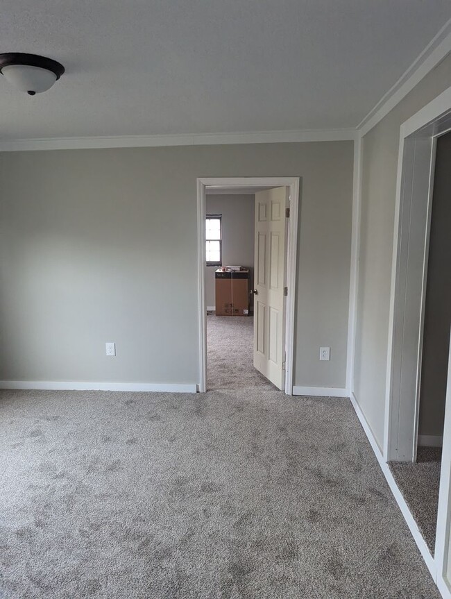 Building Photo - Freshly renovated 4 bedroom 2 bath home in...