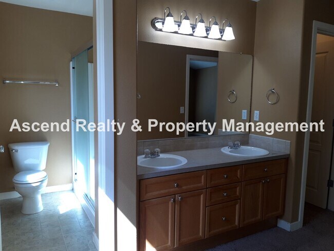 Building Photo - Tanasbourne Area 3 Bed Fenced Yard 1/2 Block to MAX Attached Garage 1 Small Pet Nego