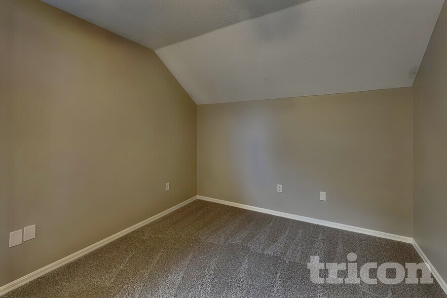 Building Photo - 10211 Summerview Cir