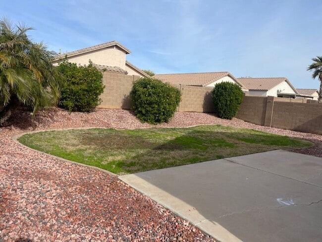 Building Photo - Small home with all appliances!