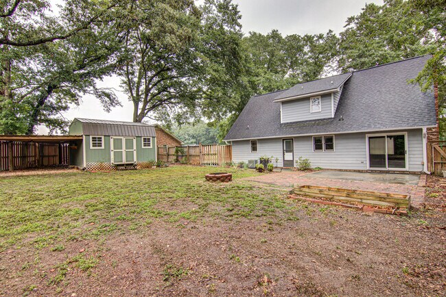 Building Photo - 2315 Treetop Ln