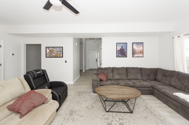 Building Photo - 4 Bedroom 2.5 Bath House in Woodland Lakes - Goose Creek