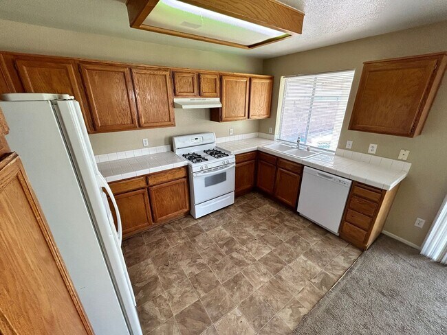 Building Photo - Gorgeous 4-bedroom home with a pool!