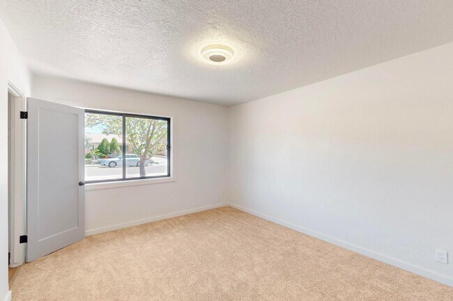 Building Photo - 2227 Inez Dr NE