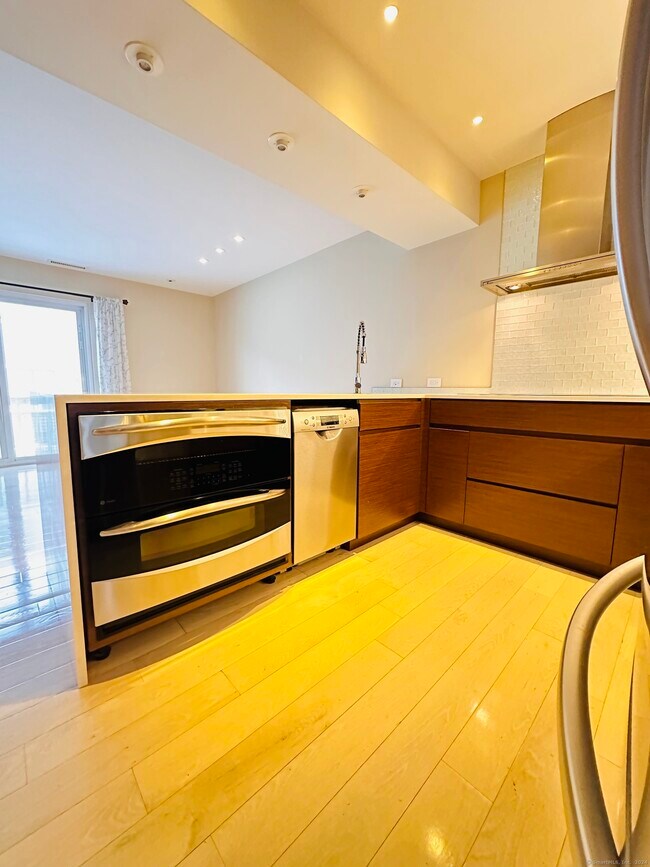 Building Photo - 7 Elm St