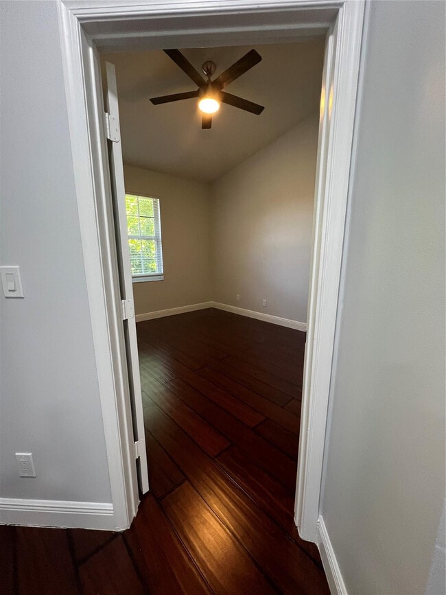 Building Photo - 3318 Lakeside Dr