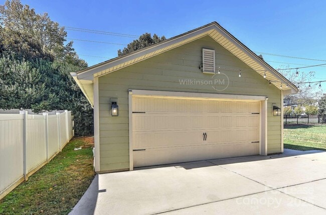 Building Photo - 8765 Aspinwall Dr