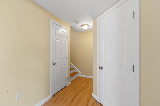 Building Photo - 27 Pine St