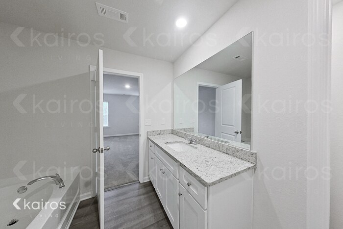 Building Photo - 3428 Bridgewood Dr