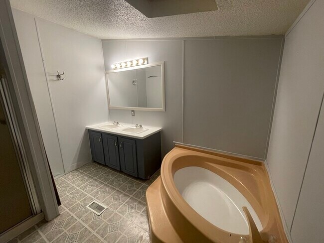 Building Photo - Great Location!