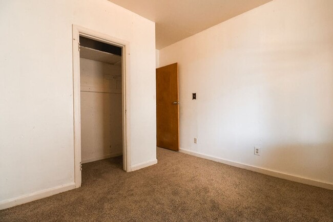 Building Photo - 5 Bedroom, 2 bath home!
