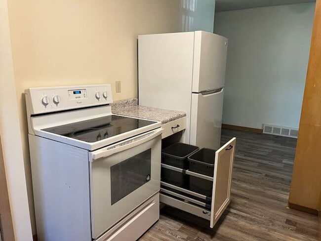 Building Photo - Brick 1 BR 1 BA duplex with hardwood floors in nice residential neighborhood