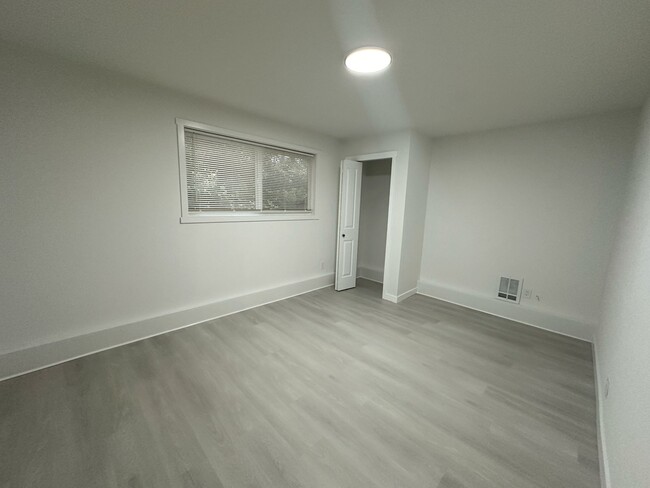 Building Photo - Everett Duplex