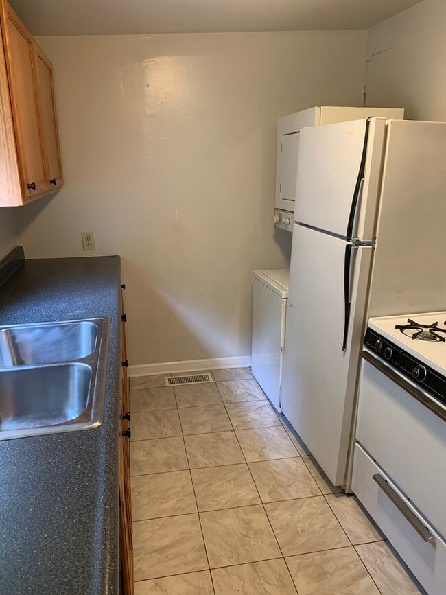 Building Photo - 329-2 Oldham Ave – Available August 2026