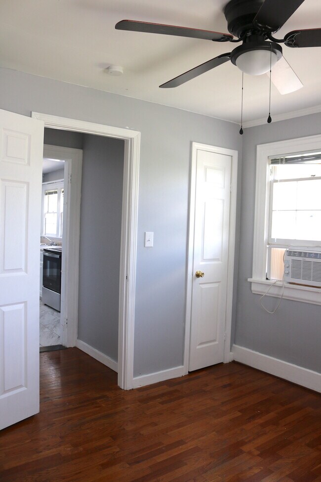 Apt B Bedroom 2 - 210 W Poplar St